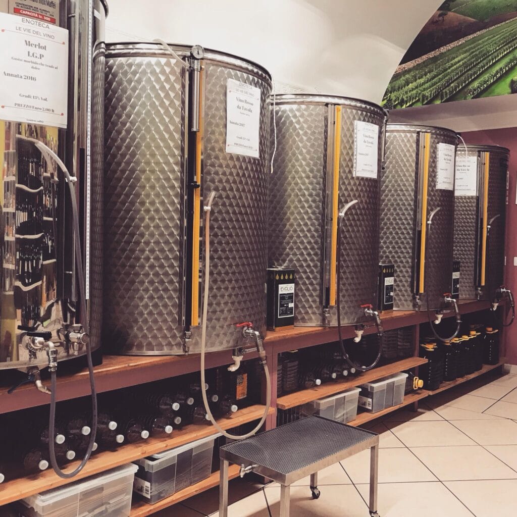 Serbatoi in acciaio inox sempre pieni — vino sfuso selezionato a Santeramo in Colle